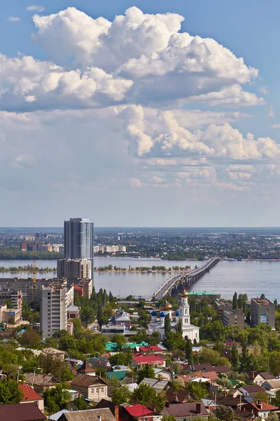 Vista de la ciudad Saratov y el puente del automóvil desde el monumento "Grúas " —  Fotos de Stock