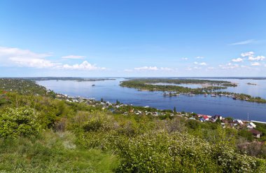 Dağ yamacı Volga ve bulutlu gökyüzü
