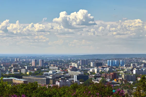Вид на місто Саратов з оглядового майданчика — стокове фото