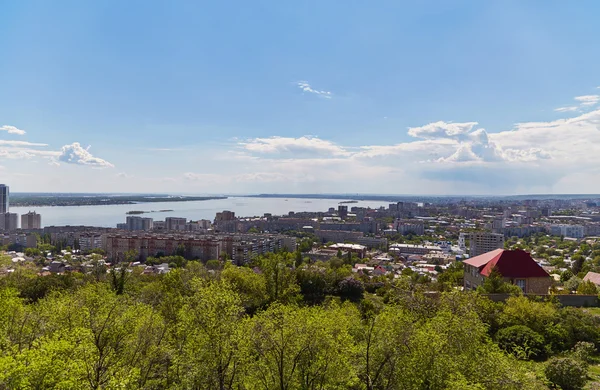 Vista de la ciudad Saratov desde una plataforma de observación —  Fotos de Stock