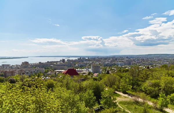 Krásné nebe s mraky nad Saratov — Stock fotografie