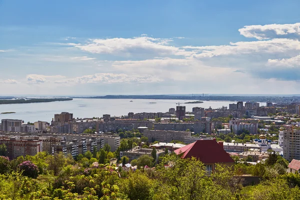 Krásné nebe s mraky nad městem Saratov — Stock fotografie