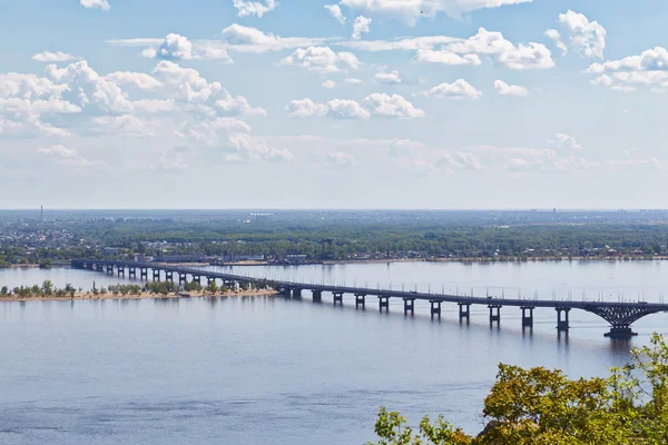 Volga ve gözlem güverteden otomobil köprü görünümü