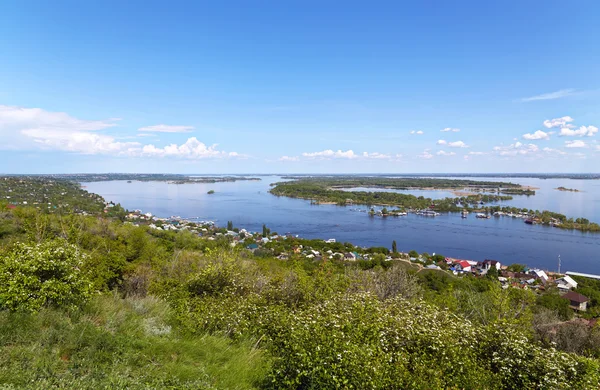 Dağ yamacı Volga ve bulutlu gökyüzü