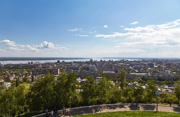 Vista de la ciudad Saratov desde el monumento a la Victoria —  Fotos de Stock
