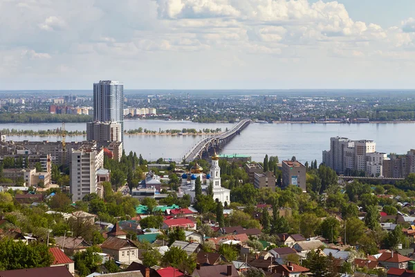 Volga Nehri ve Monument 