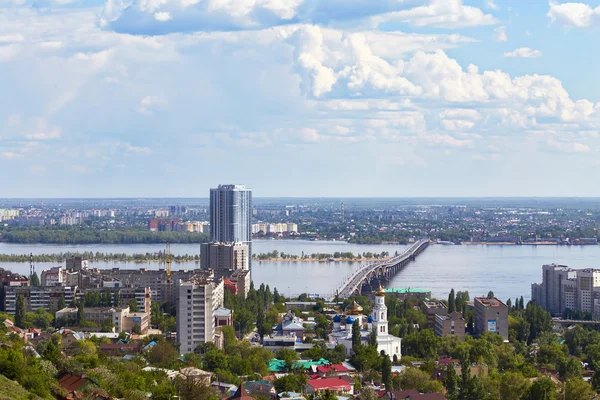 Vista de Saratov y el puente del automóvil desde el monumento "Grúas " —  Fotos de Stock