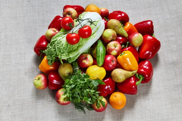 Káposzta, édeskömény, paprika, petrezselyem és más gyümölcs a vásznon — Stock Fotó
