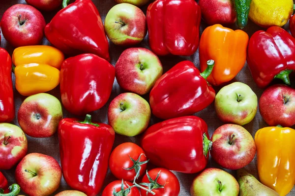 Papryka, apple, owoce cytrusowe, pomidor, ogórek, gruszka leży na płótnie Obraz Stockowy