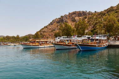 Yatlar deniz kıyısı yürüyüş