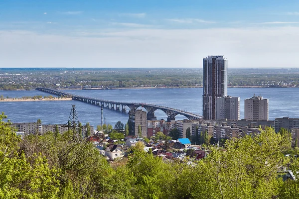 El puente a través del Volga en Saratov — Foto de Stock