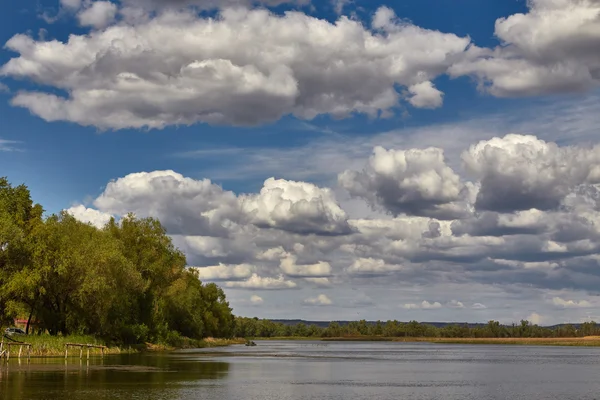 Пейзаж з хмарами над водою — стокове фото