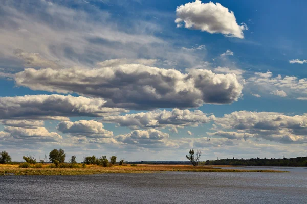 Хмарний пейзаж над річкою та лісом — стокове фото