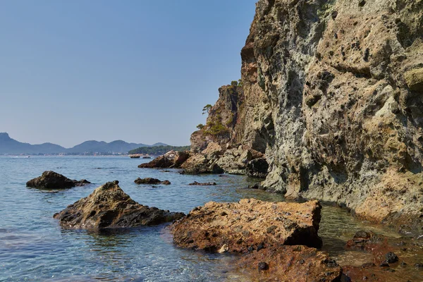 Krásné skalnaté pobřeží — Stock fotografie