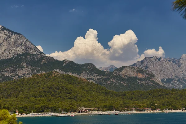 Clouds and mountains — Stock Photo, Image