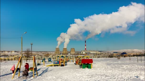 Zona de juegos y central térmica y eléctrica combinada — Vídeos de Stock