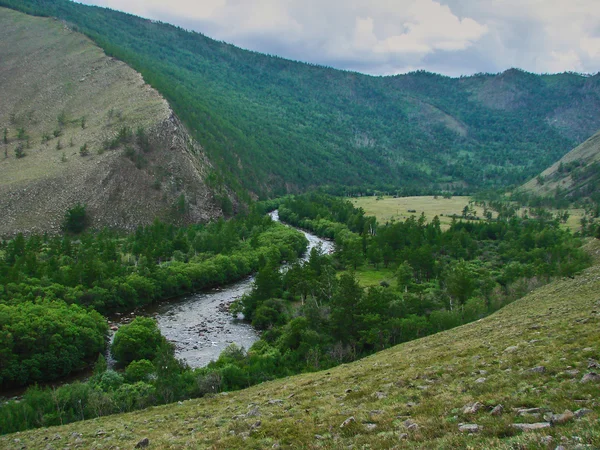 Yüksek dağlar arasında nehir ile yeşil Gorge