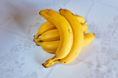 Olgun büyük sarı muz kümede bir tablo