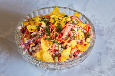 Cips, biber ve yeşil bezelye salatası bir tablo