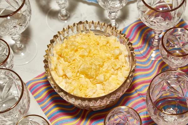 Peynir ve ananas fondip bardakları arasında masadaki salata