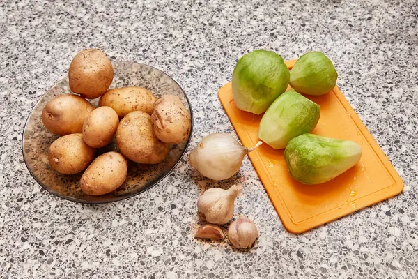 Patates, turp, sarımsak ve soğan bir tablo