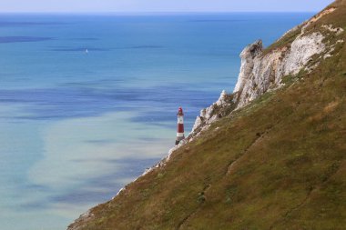 Tebeşir kayalıkları, beyaz ve kırmızı Beachy Head Deniz feneri ve İngiltere 'nin Eastbourne yakınlarındaki Manş Denizi manzaralı manzara fotoğrafı.