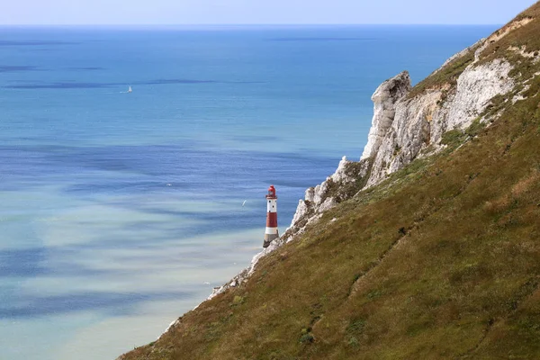Tebeşir kayalıkları, Beachy Head Deniz feneri ve İngiltere 'nin Eastbourne yakınlarındaki Manş Denizi kıyıları manzaralı manzara fotoğrafı.