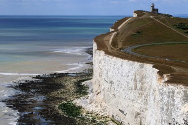Manzarada beyaz tebeşir kayalıkları, İngiliz Manş Denizi kıyıları ve Birling Gap, İngiltere yakınlarındaki tepedeki Belle Tout Deniz Feneri manzaralı.