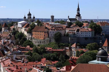 Estonya 'nın Tallinn kentinde sayısız kilise ve ortaçağ kuleleri bulunan kentin tarihi kısmının panoramik hava manzarası