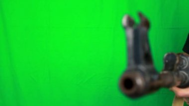 Adam vuruyor ile Ak-47 makineli tüfek