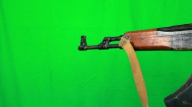 AK-47 tüfek çekerek