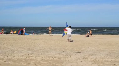 Çocuklar uçurtma ile pratik