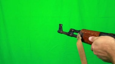 AK-47 tüfek çekerek