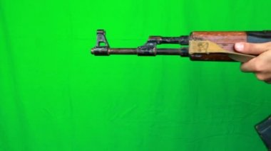 AK-47 ile sağdan çekim