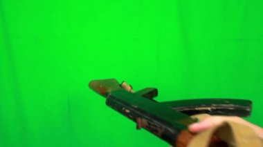 AK47 makineli tüfek ele veren