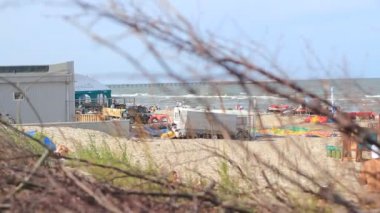 İnsanlarla dolu kumsal