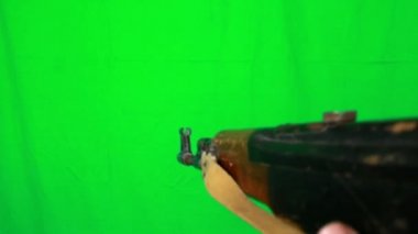 AK-47 ve alarak geri tepme ile çekim