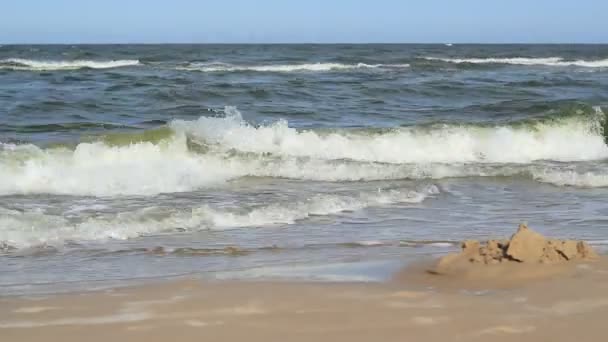 Ondeando mar y arena casa — Vídeo de stock