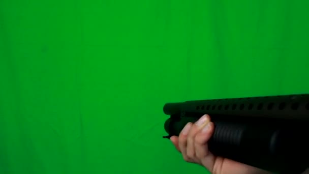画面側から引き出された散弾銃 — ストック動画