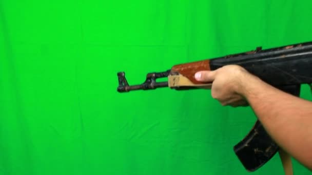 Skytte två gånger med Ak47 kulspruta — Stockvideo