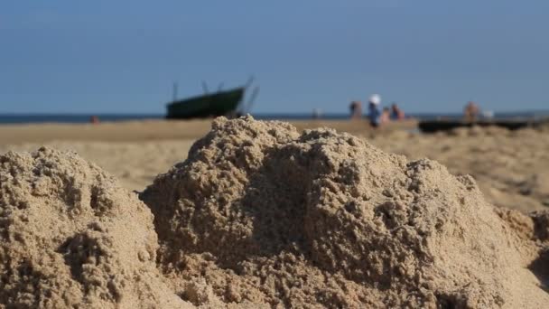 Strand met mensen en boot — Stockvideo