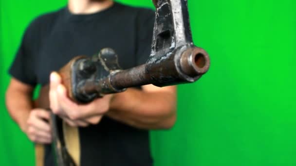 Людина стрілянина з Ak47 — стокове відео