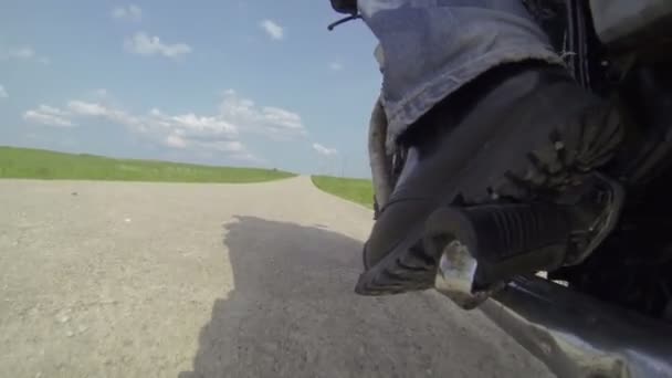 Ridning Scrambler motorcykel — Stockvideo