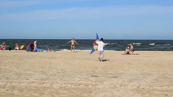 练习与风筝的家伙 — 图库视频影像