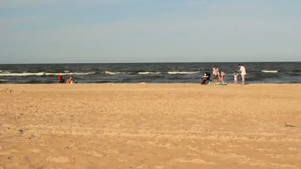 바다와 모래 해변에 사람들이 — 비디오