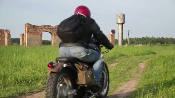 Motorkář na koni Scrambler motocyklu — Stock video