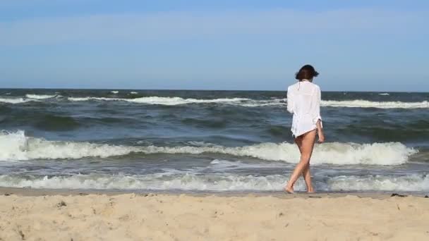 Ragazza cammina in acqua di mare — Video Stock