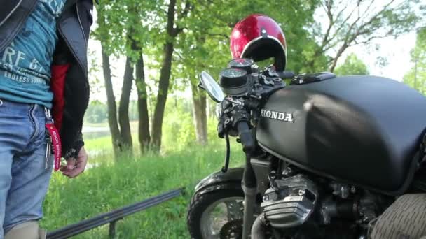बाइकर आणि त्याची स्क्रॅम्बलर मोटारसायकल — स्टॉक व्हिडिओ