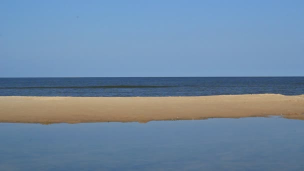 Agua de mar y reflejo del cielo — Vídeos de Stock