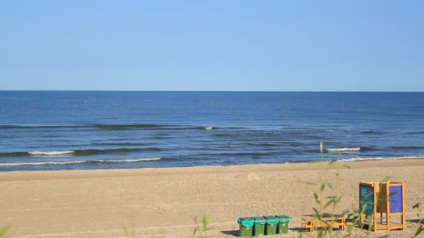 Mořské vody vlny a Sandy Beach — Stock video